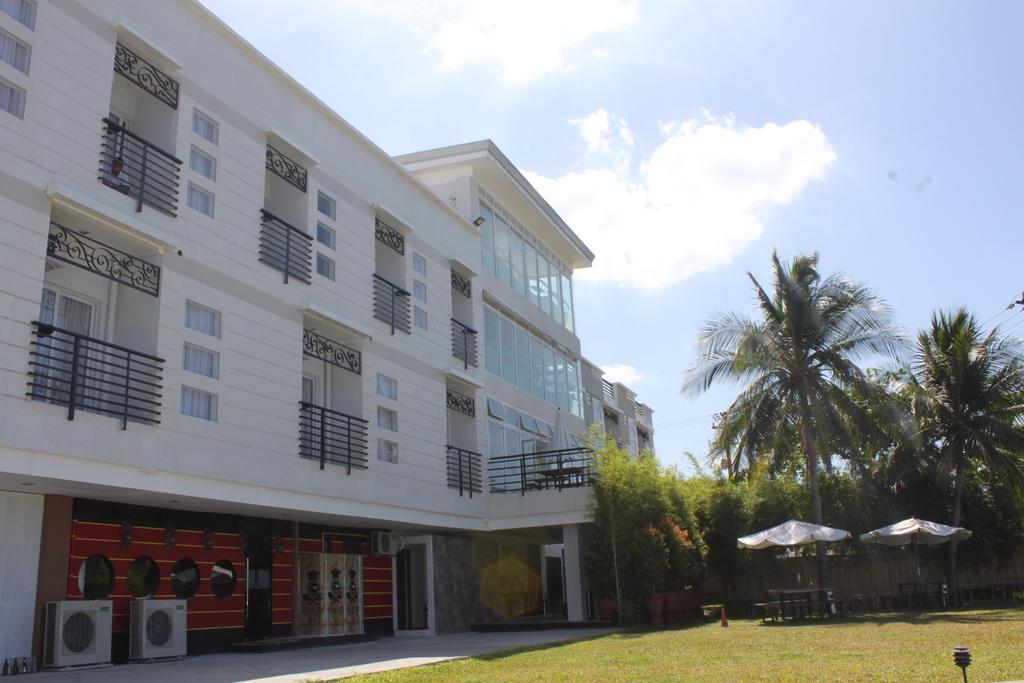 The Reef Hotel And Residences Olongapo Bagian luar foto