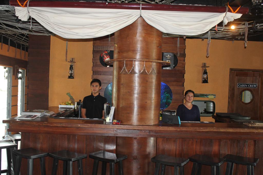 The Reef Hotel And Residences Olongapo Bagian luar foto