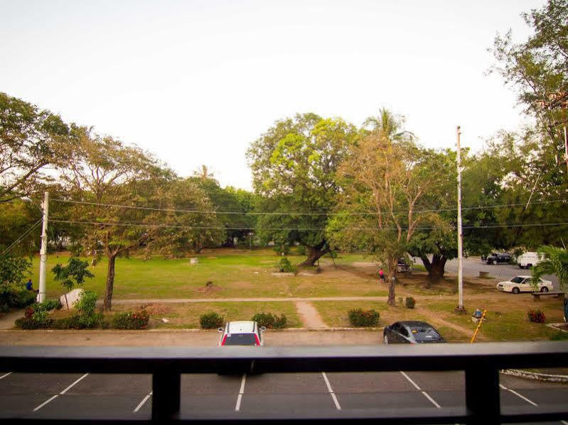 The Reef Hotel And Residences Olongapo Bagian luar foto