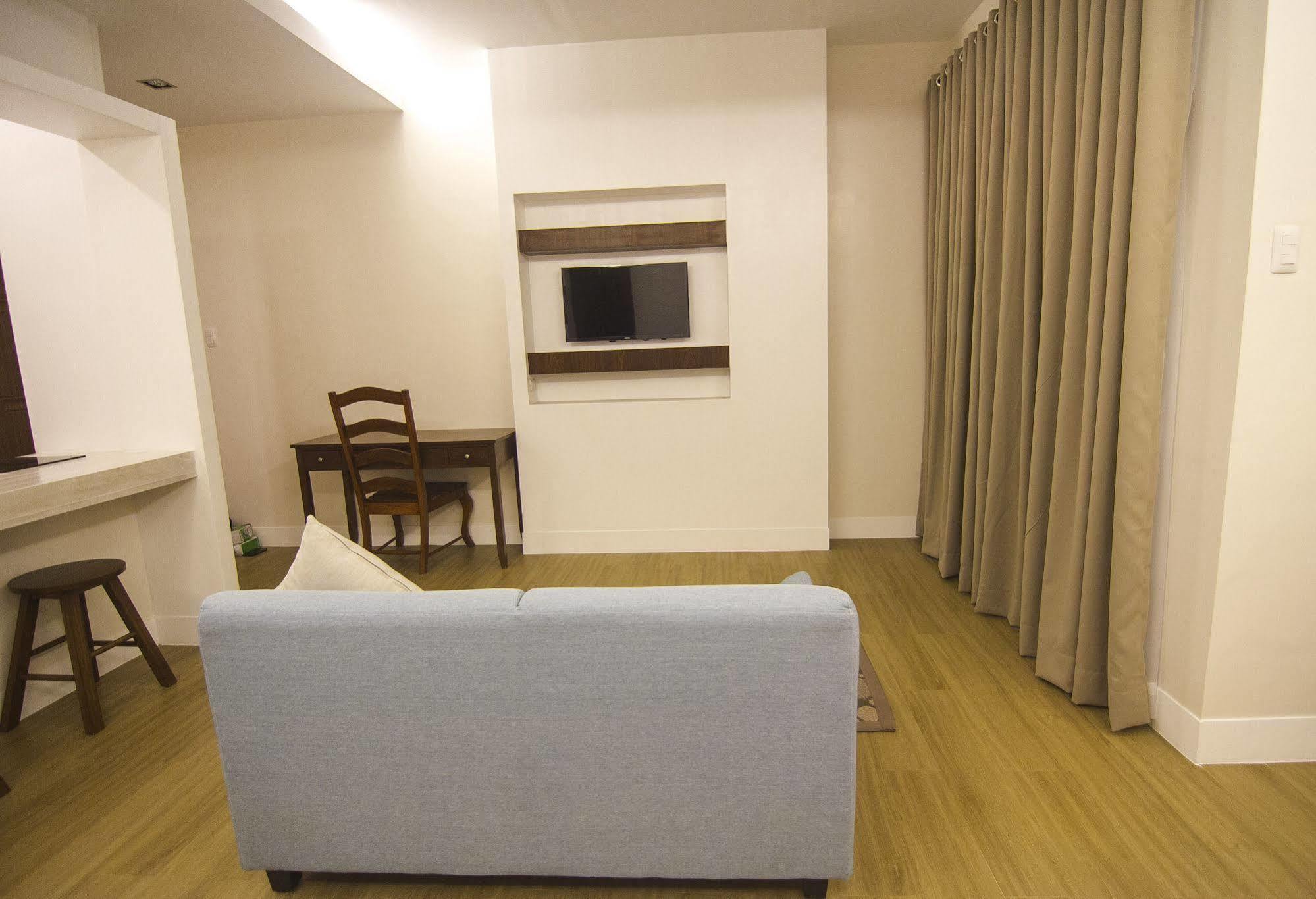 The Reef Hotel And Residences Olongapo Bagian luar foto