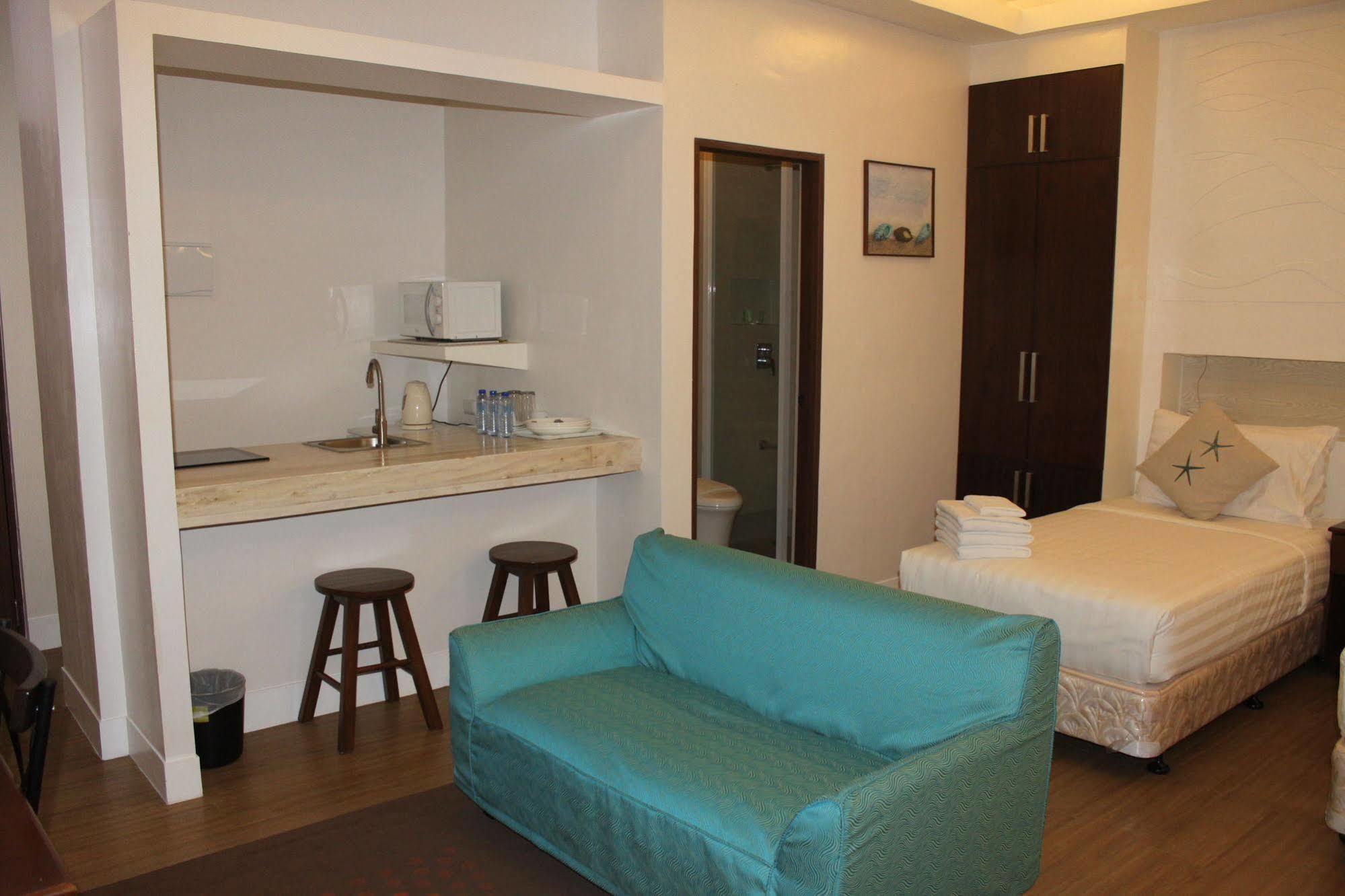 The Reef Hotel And Residences Olongapo Bagian luar foto