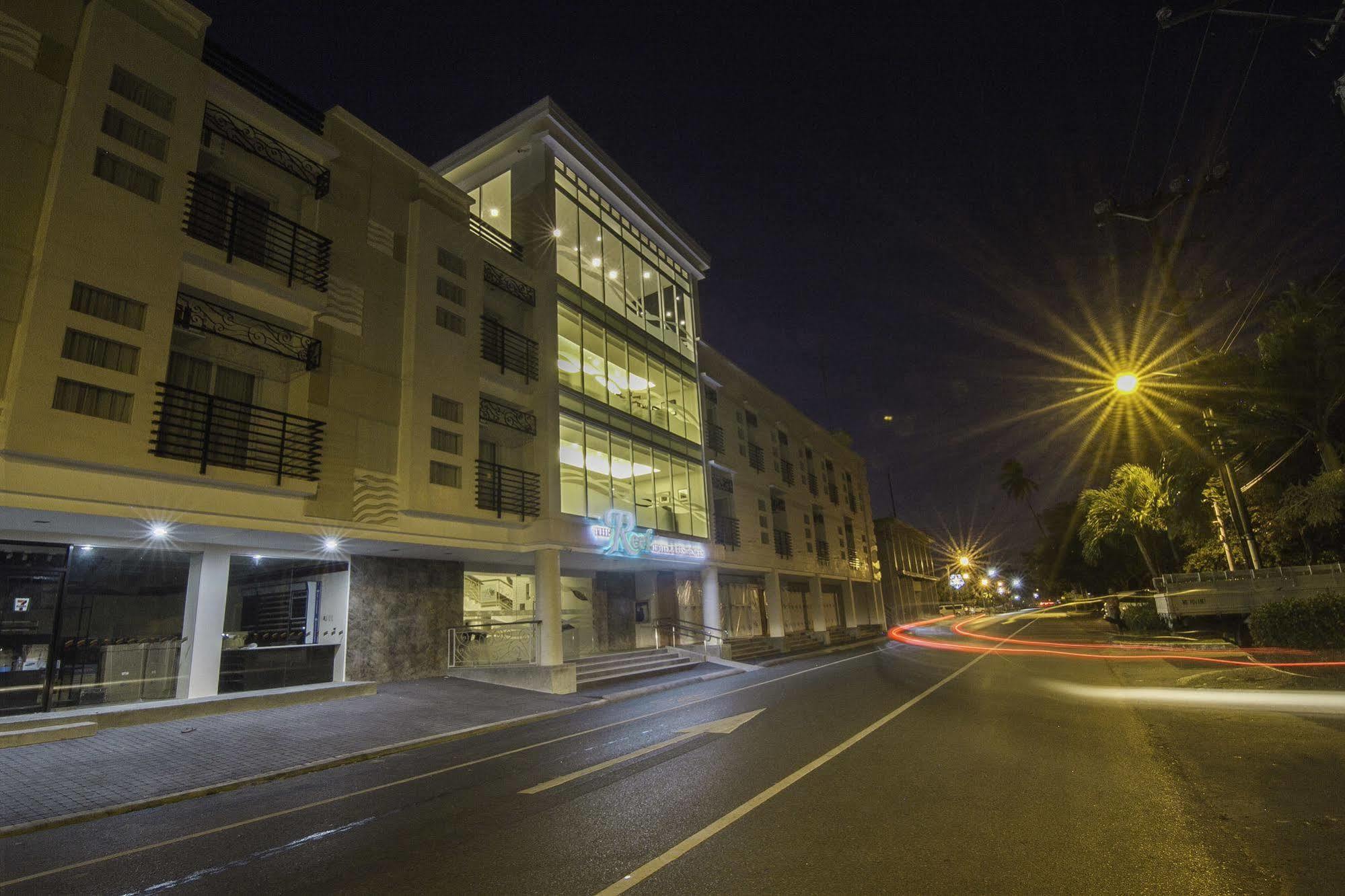 The Reef Hotel And Residences Olongapo Bagian luar foto