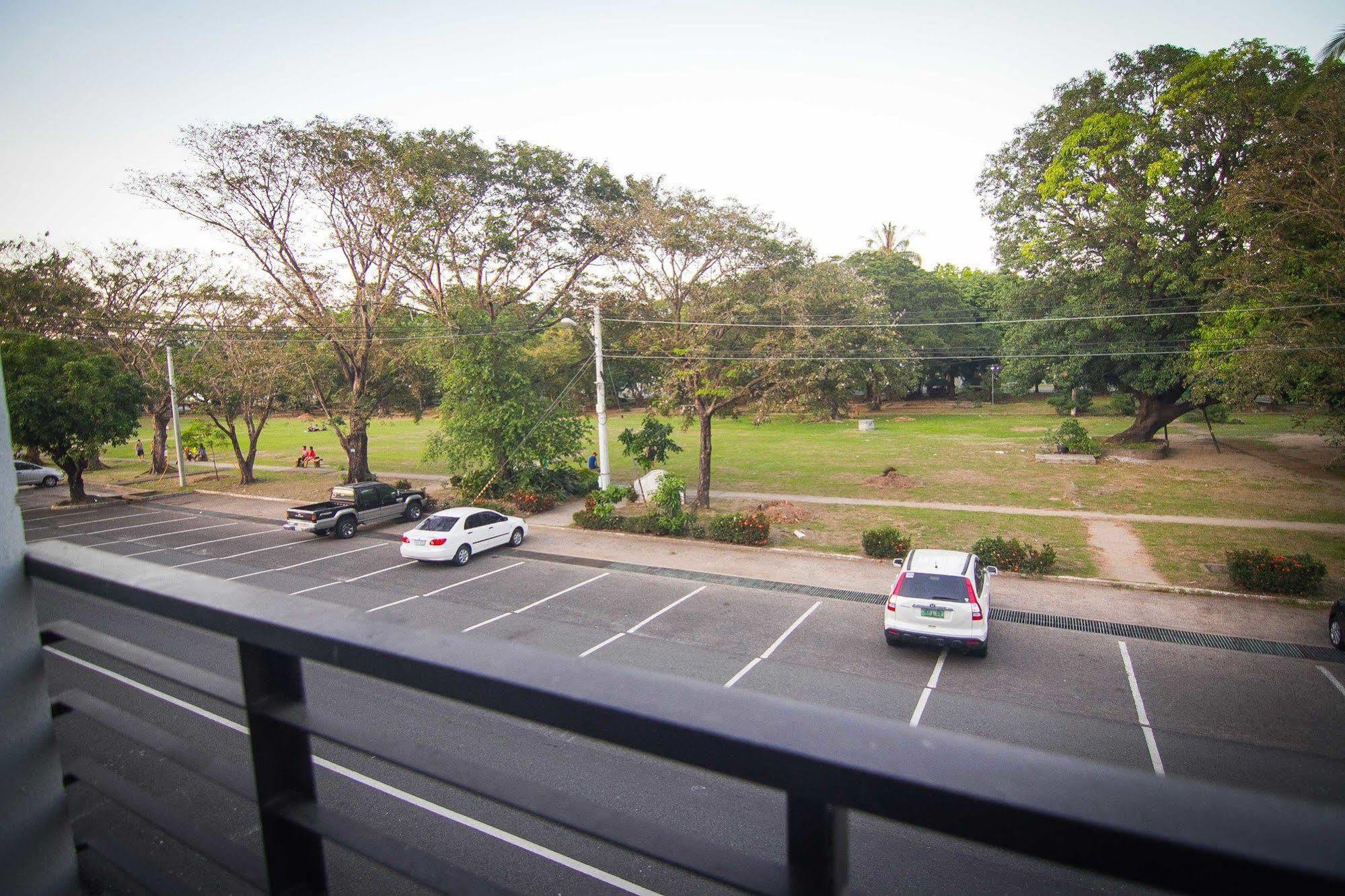 The Reef Hotel And Residences Olongapo Bagian luar foto