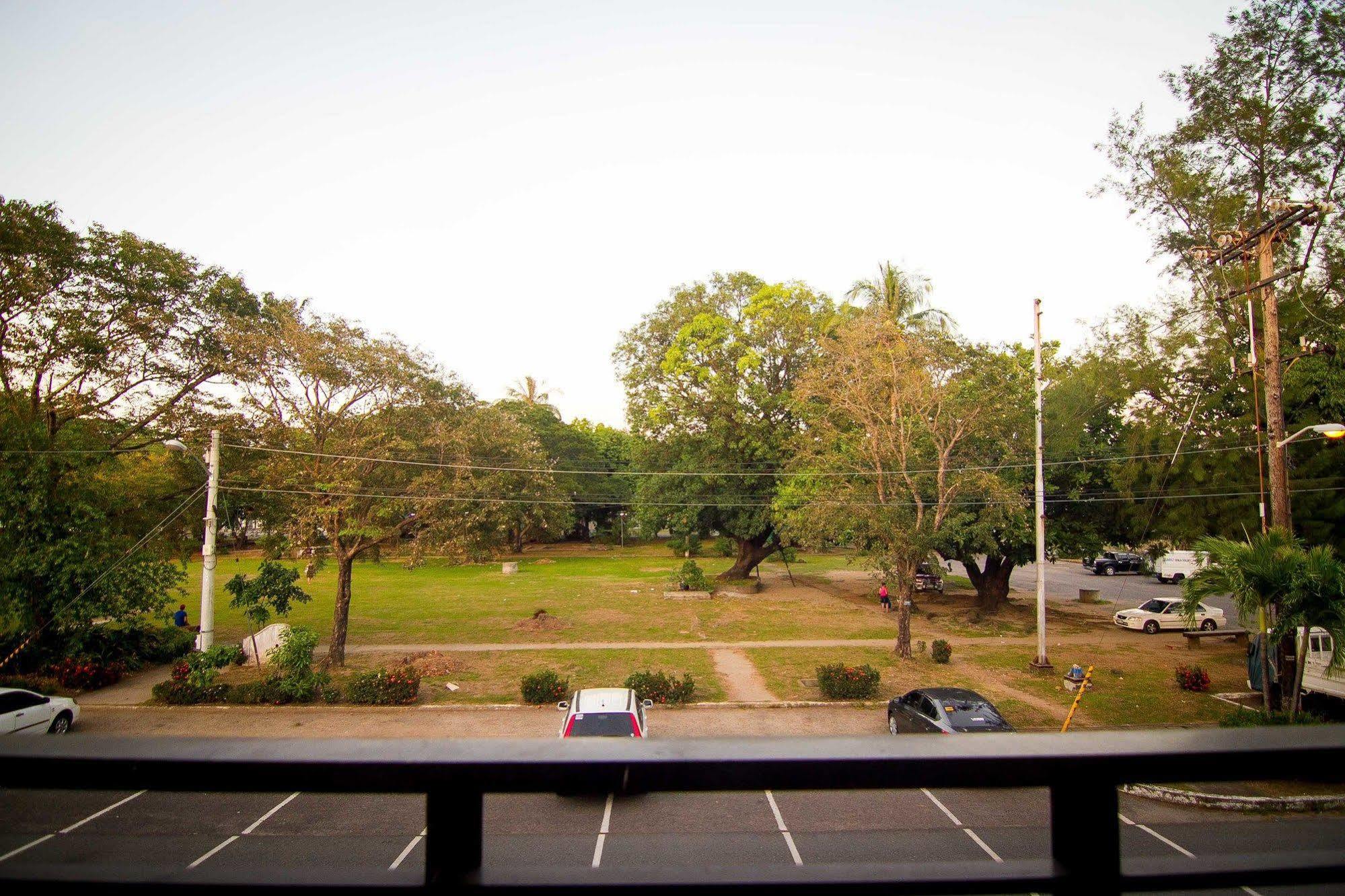 The Reef Hotel And Residences Olongapo Bagian luar foto